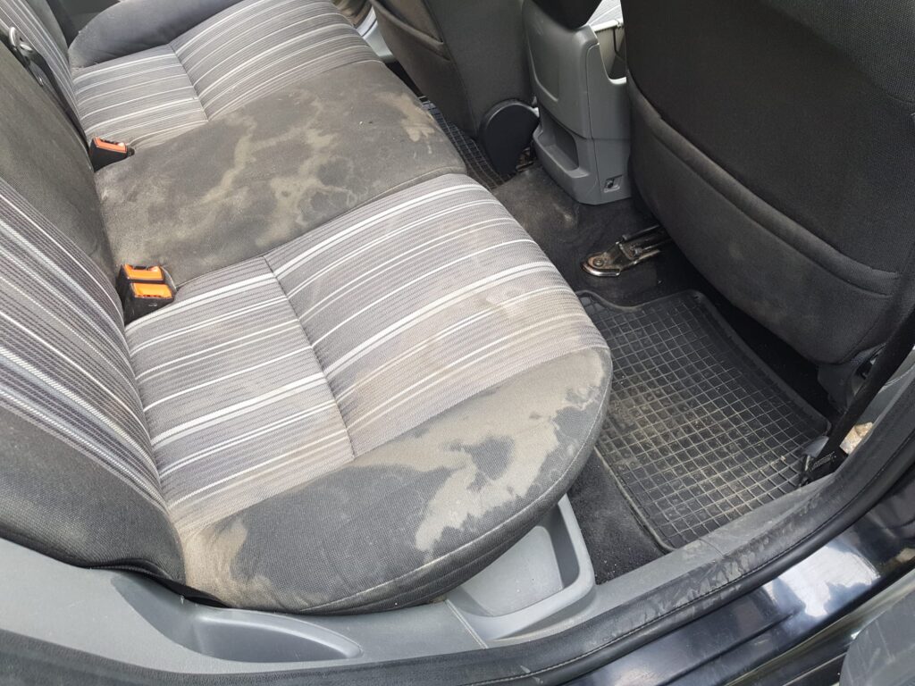 Curatare interior auto inainte